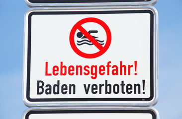 Schild Lebensgefahr , Baden verboten