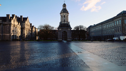Grande place dans la ville de Dublin
