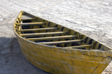 Barque sur le sable en bord de mer