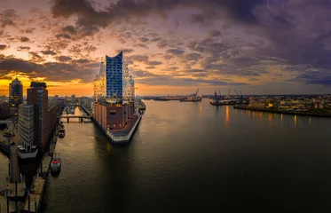 Sonnenaufgang in Hamburg Deutschland mit Luftaufnahme der Elbphilharmonie © Daniel Fröhlich