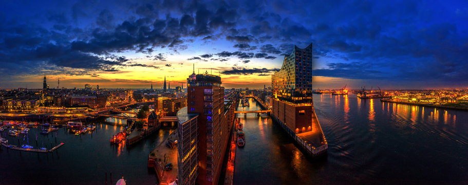 Sonnenaufgang Hambug mit Blick auf die Elbphilharmonie