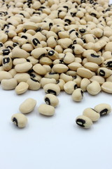 Fototapeta na wymiar black eyed peas on a white background