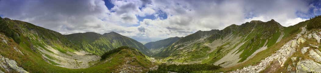 Panorama z Pośredniego Gronia na Dolinę Żarską - Małe i Wielkie Zawraty Rohacką Grań