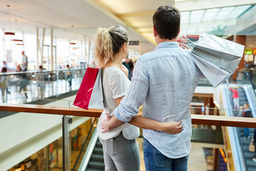 Paar schaut auf das Shoppingcenter