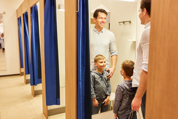 Vater und Sohn in der Umkleidekabine