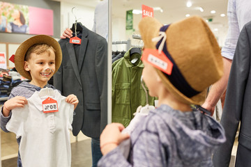 Junge bei der Anprobe im Modegeschäft