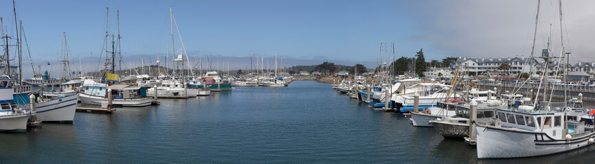 Fototapeta na wymiar Half Moon Bay, California fishing marina with blue and foggy sky.
