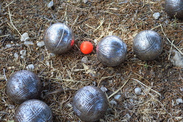 boules de pétanque et cochonner sur terrain de terre.