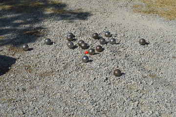 partie de pétanque sur gravier