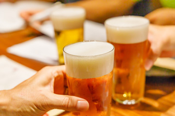 飲み会での乾杯シーン