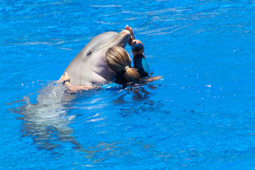 beso entre delfin y su entrenadora  © valeria