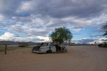 Altes Auto in toller Landschaft mit dramatischem Himmelin Solitaire Namibia Afrika