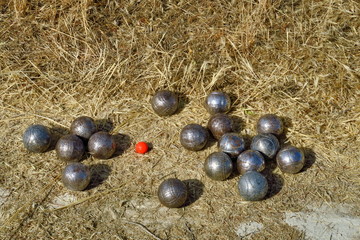 Pétanque sur un terrain à la campagne.