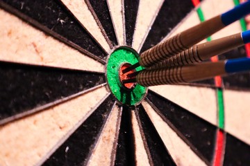 dart on target bullseye 180 dartboard game of darts