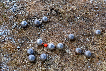 boules de pétanque et cochonner sur terrain de terre.