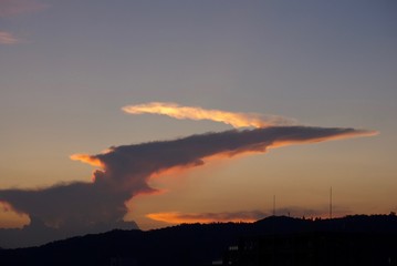 クチバシのような雲
