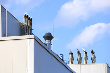 Fabryczne systemy klimatyzacji i wentylacji na dachu, prace blacharskie. - obrazy, fototapety, plakaty