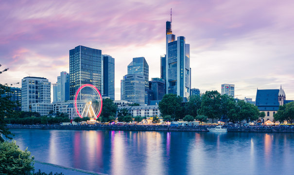 Frankfurter Skyline mit Mainfest am Mainufer