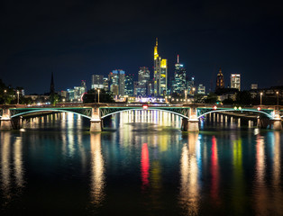 Ignatz-Bubis-Brücker mit Frankfurter Skyline bei Nacht