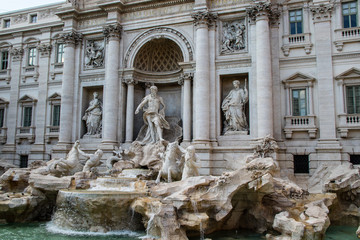 Vista parcial da fonte de trevi em Roma na Italia,local de muitos turistas