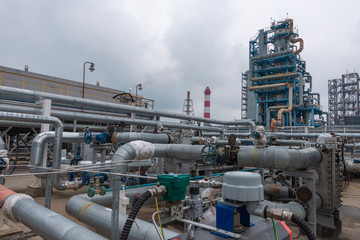 type of oil refinery in the open air