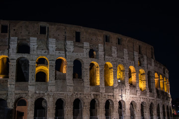 Naklejka premium Coliseu de Roma uma obra de arquitetura e engenharia que encanta até os dias de hoje, visitado por minhalres de pessoas todos os anos. Roma, Italia