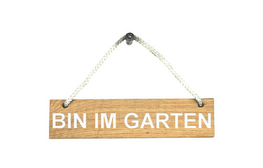 Altes isoliertes Holzschild zeigt: Bin im Garten
