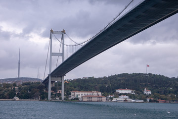 Naklejka premium Fatih Sultan Mehmet Bridge nad Bosforem w dzień chmury Cieśnina, Stambuł, Turcja