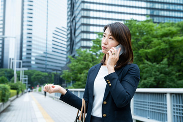 スマートフォンで電話する女性