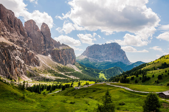 Gr&ouml;dner Joch, Langkofel, Langkofelgruppe, Sellagruppe, Sellastock, Sellamassiv, Dolomiten, Passh&ouml;he, Wanderweg, S&uuml;dtirol, Trentino, Sommer, Italien