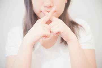 拒否のポーズをする女子