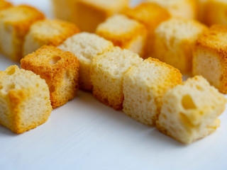 Picatostes de pan tostados