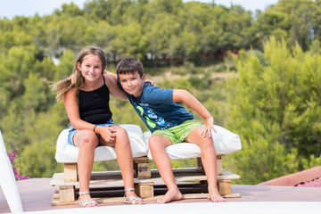 Hermanos felices y contentos jugando en verano