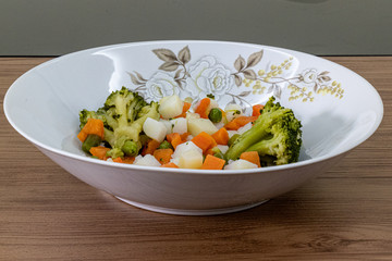 TIgela com legumes