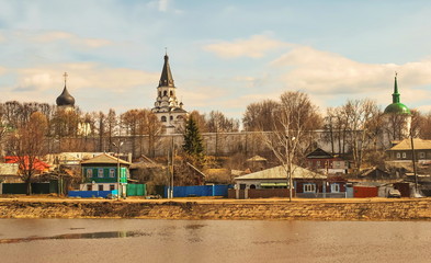 Obraz premium The ancient Russian city of Alexandrov with Kremlin on banks of river in spring