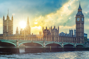 Big Ben und Westminster Palast in London im Gegenlicht