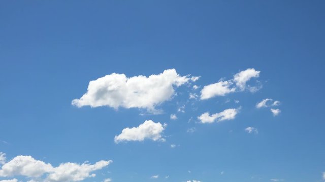青空と流れる白い雲