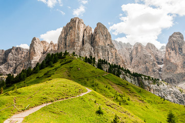 Obraz premium Grödner Joch, Sellagruppe, Sellastock, Sellamassiv, Dolomiten, Passhöhe, Wanderweg, Klimawandel, Südtirol, Trentino, Sommer, Italien