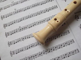 Flauta dulce sobre partitura
