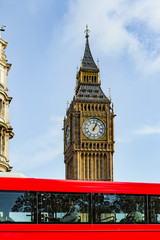 Fototapeta na wymiar Big Ben Kirchturm in London mit Rotem Bus