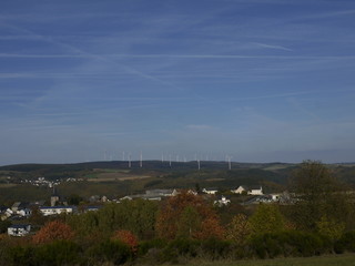 Dorf mit Windrädern im Hunsrück (Berglicht)