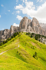 Grödner Joch, Sellagruppe, Sellastock, Sellamassiv, Dolomiten, Passhöhe, Wanderweg, Bergsport, Südtirol, Trentino, Sommer, Italien