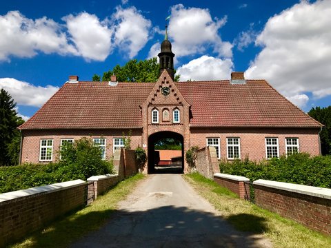 Torhaus auf Gut Brodau in Brodau (Gemeinde Schashagen, Schleswig-Holstein)