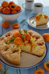 Torta di albicocche su piatto di portata