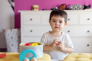 Niño pequeño con juguetes 21