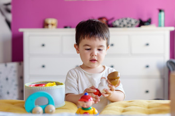 Niño pequeño con juguetes 29