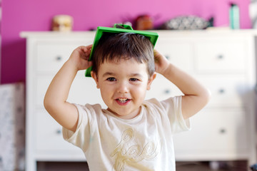 Niño pequeño con juguetes 48