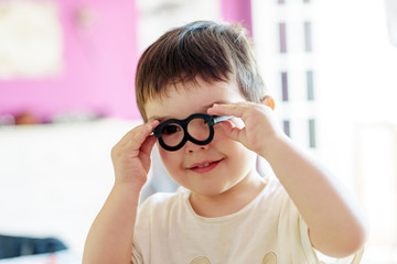 Niño pequeño con juguetes 58