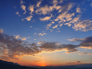 Obraz premium beautiful golden sunset sky landscape