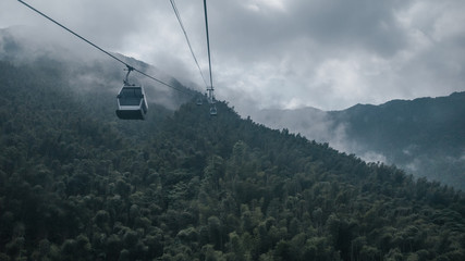 Obraz premium Cable cars on Mingyue Mountain, Jiangxi, China
